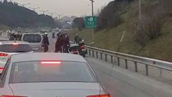 İstanbul'da kavga eden şahıslar trafiği zora soktu