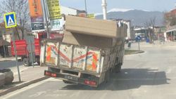 Bursa'da üzerindeki ağırlıkla yana eğilen kamyonet korku saçtı