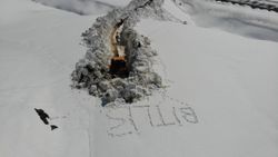 Bitlis'te 6 metreyi bulan karda yol açma mücadelesi