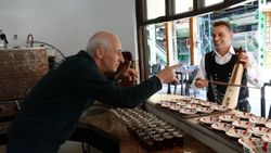 Trabzonlu çaycının sıra dışı servisi büyük ilgi topladı