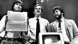 Steve Jobs, Steve Wozniak ve Ronald Wayne Apple'ı kurdu