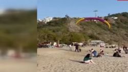 Antalya'da sahile iniş yapan paraşütçü, turistle çarpıştı