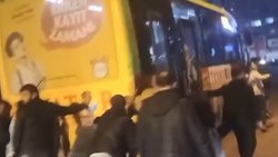 Diyarbakır’da yakıtı biten halk otobüsünü yolcular itti