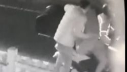 Sarıyer'de veterinerden klima motoru çalan hırsızlar kameraya takıldı