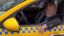Fatih'teki taksici turist almak için geri çevirdiği vatandaşı darbetti