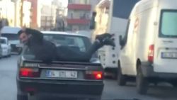 Bağcılar’da, bagaj üzerinde uzanarak yolculuk yaptı