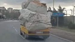 Zonguldak'taki otomobilin üzerine karton yığdılar