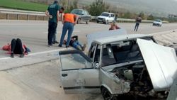 Osmaniye'de kontrolden çıkan araba bariyerlere çarptı