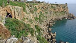 Antalya'da manzara için faleze çıkan genç, aşağı düştü
