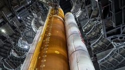 NASA'nın insanları Ay'a götürecek roketine yıldırım düştü