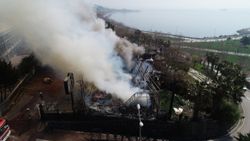 İstanbul'da alevlere teslim olan restoran kullanılamaz hale geldi