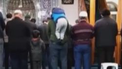 Antalya'da namaz kılan babasının sırtına çıkan ufaklık