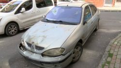 Bağcılar'daki esnafın aracı, 4 yıl arayla aynı çatının enkazıyla zarar gördü