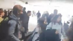 Turnikelerden atladılar