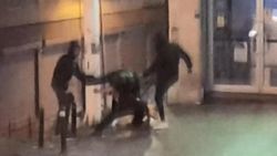 Aralarına alıp dövdüler