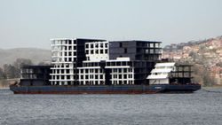 8 katlı apartmanı andıran blok yüklü römorkör, İstanbul Boğazı'ndan geçti
