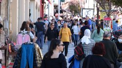 Edirne'de Bulgar turistler, pazarda adım atacak yer bırakmadı