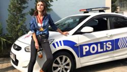 Bir tane yetmez dedi, peş peşe paylaştı! Arka Sokaklar'ın Zeliş'i bornozunu açtı, sere serpe uzandı...
