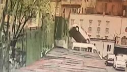 Kağıthane'de el freni çekilmeyen araç otoparka uçtu