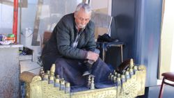 Eskişehir'de ayakkabı boyacıları, trend ayakkabılar yüzünden işsiz kaldı
