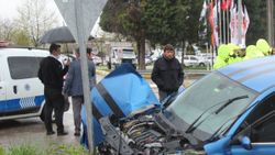 Kocaeli'de yaralıları gören sürücü, şemsiyeyle nöbet tuttu