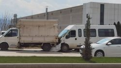 Bursa'da minibüsün kamyona arkadan çarptığı anlar kamerada