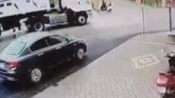 Bursa'da tır devrildi; motosiklet sürücüsü faciadan döndü