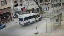 Tekirdağ'da sokak köpeklerinden kaçan çocuğa minibüs çarptı