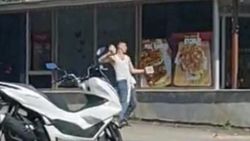 Antalya'da tostun parasını ödemek istemedi, dükkana taşla saldırdı