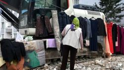 Avcılar'da pazarcılar tarafından vitrin olarak kullanılan buldozer