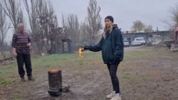 Ukrayna'da sivillerin molotof fırlatma talimi