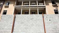 Gaziantep'te tarihi taş binanın soyulmaması için briket örüldü