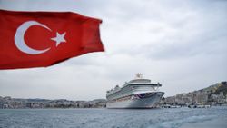 Aydın’da, 2 bin 129 yolculu dev kruvaziyer demir attı