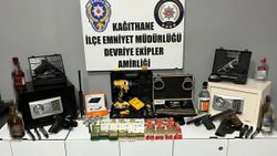 Kağıthane'de ekipler şiddet ihbarıyla gittikleri adreste çok sayıda silah buldu