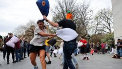 New York'ta yastık savaşı düzenlendi