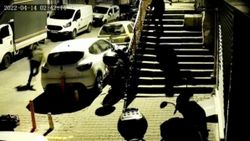 Kağıthane'deki motosiklet sahibi, hırsızın üzerine atladı