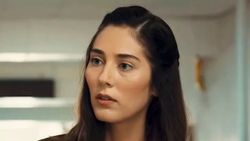 Gönül Dağı'nın Elif'i bacak dekolteli elbisesiyle nabız değiştirdi! 'Diziyle alakası yokmuş resmen yıkılıyor'