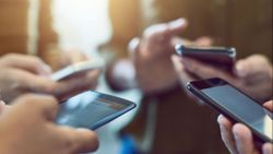 Etikete yansıyor! Cep telefonu fiyatları düşecek mi, ne kadar indirim gelecek?