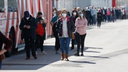 İspanya, kapalı alanlarda maskeyi çıkartıyor