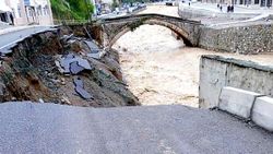  Yol çöktü, kemer köprü hasar aldı