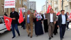 Van'da, HDP önündeki eyleme gazilerden ve şehit aileleri de destek verdi