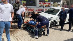 Balıkesir'de kontrolden çıkan araba kaldırımdaki yayalara çarptı