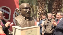 CHP İzmir'e bir heykel daha kazandırdı