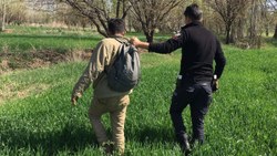 Erzincan'da, kırsal arazide kaçan 9 kaçak göçmen yakalandı
