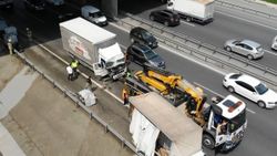 Küçükçekmece’de kimyasal madde yüklü bidonlar yola savruldu