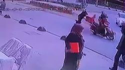 Arnavutköy'de yola atlayan kadın, son anda kurtuldu