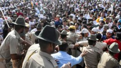 Hindistan, Ramazan Bayramı'nda şiddet olaylarına sahne oldu