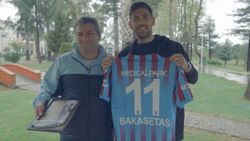 Trabzonsporlu Bakasetas, çorabını alan taraftarla buluştu