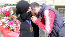 Olimpiyat madalyasını annesine hediye etti