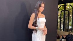 Hande Erçel, beyaz mini elbisesiyle poz verdi
